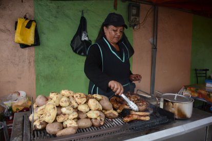 Esperanza Aguilar es una de las comerciantes  que oferta este tradicional platillo.