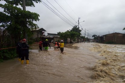 Bomberos acudieron en auxilio de habitantes del barrio Altamira.