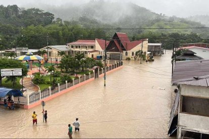 Con el agua hasta los tobillos amanecieron en la parroquia Convento del cantón Chone.