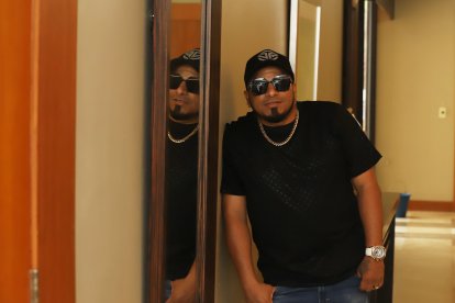 Oveja no  se considera un artista famoso, sino alguien que tiene popularidad.