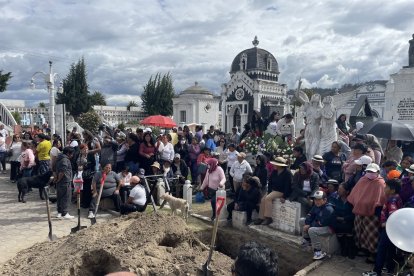 Una multitud acompañó a los familiares en el sepelio de la menor de edad, la tarde del domingo 18 de febrero de 2024. Los asistentes estaban desconsolados.