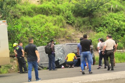 El auto en que iban las víctimas, con huellas de balazos en el parabrisas, se volcó.