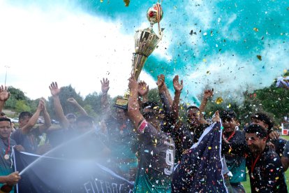El festejo de los jugadores de Intiñan tras quedar campeones en la Liga Barrial de El Tingo.