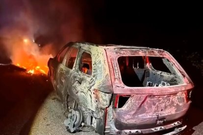 El estado en que quedó uno de los vehículos incendiados.