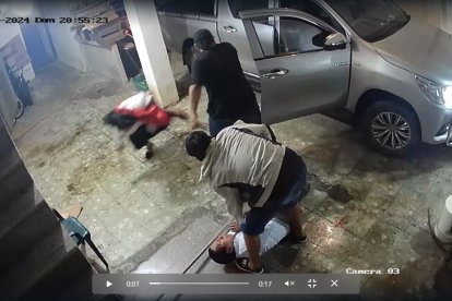 El brutal asalto quedó registrado en cámaras de seguridad