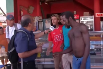 Captura de video en el que José Delgado hace entrevistas