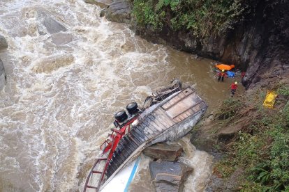El tráiler quedó en el río.