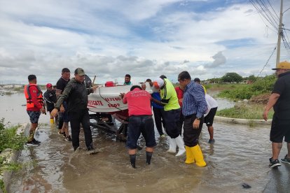 Bomberos ayudaron a evacuar a las familias de zonas inundadas en el cantón Playas.