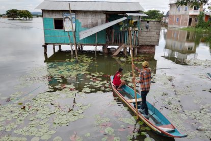 Varias familias de sectores rurales de Daule están usando canoas como medio de transportación.