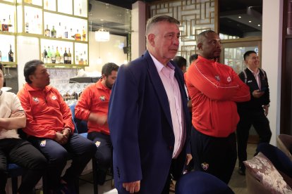 El entrenador Ever Hugo Almeida, apoyado en una muleta, disfrutó de la presentación de la plantilla militar.