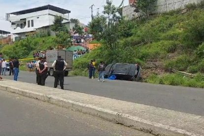 Tras el ataque y accidente, los cadáveres fueron extraídos por los elementos del Cuerpo de Bomberos de Manta.