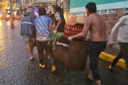 Afectados alcanzaron a salvar algunas de sus pertenencias.