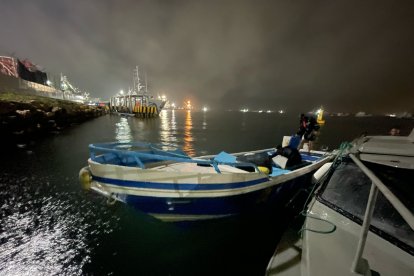 Momento en que la embarcación era llevada al puerto.