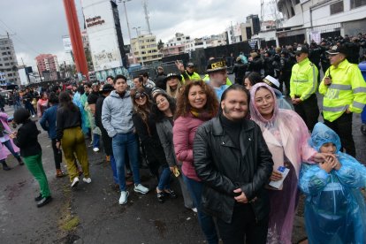 Ni la lluvia detuvo a los fans de Luis Miguel.