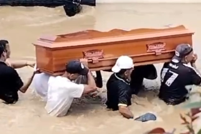 El sepelio 'acuático' se dio en Chone.