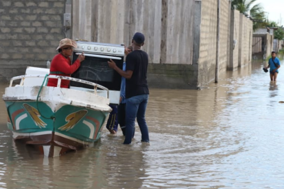 Los damnificados intentan rescatar algunos de sus enseres.