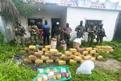 Los agentes decomisaron la droga para colocarla con la respectiva cadena de custodia.
