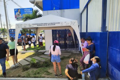 Familiares de los desaparecidos se lamentaban en los exteriores de la Capitanía del Puerto de Manta.