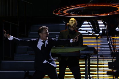 El show duró aproximadamente una hora con cuarenta minutos.