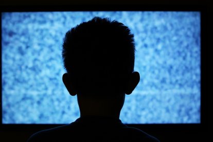 El menor de edad hallado sin vida, minutos antes estaba viendo un programa de televisión.