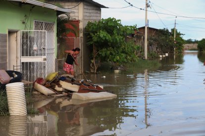 Pese a que habían pasado varias horas sin llover, el agua seguía sin retroceder en algunos barrios de Playas