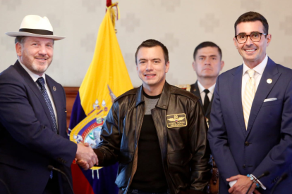 Alejandro Domínguez junto al presidente Daniel Noboa y Andrés Guschmer.