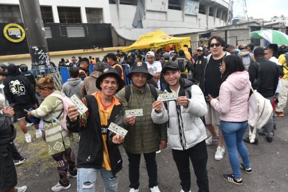 Los hinchas del Ídolo salieron felices con sus entradas para la Noche Amarilla.