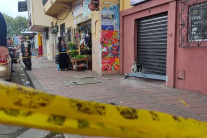 Este local de la 25 y Gómez Rendón fue afectado.
