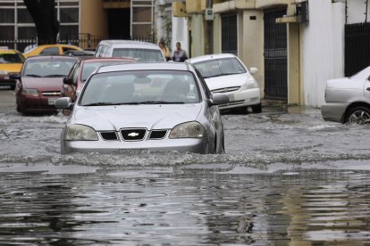 En muchos sectores del país se han reportado inundaciones, que provocaron daños en viviendas y carros.