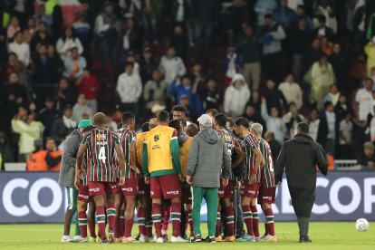 Jugadores de Fluminense se reúnen en el centro del campo, al final de un partido de la Recopa Sudamericana ante LDU.