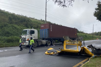 El tráiler, al igual que la furgoneta, fueron llevados a un centro de retención.