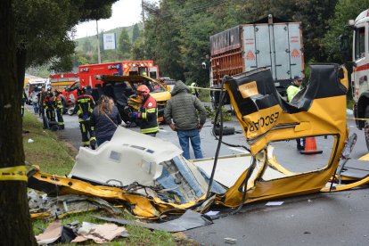 La escena del suceso fue trágica. Había partes del vehículo a lo largo de la vía.