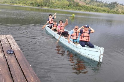 En canoa se puede conocer este tesoro natural que es admirado por viajeros.