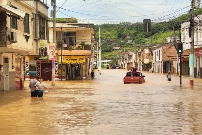 Las calles de Chone se convirtieron en ríos con la última lluvia que hubo.