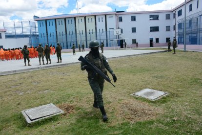 Los militares tienen a cargo de mantener el orden al interior del centro carcelario.