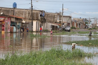 Los moradores tienen que caminar con extrema precaución para no caer en una zanja cubierta de agua.