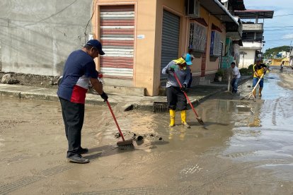 En diversas calles, personas barrieron y retiraron los restos.