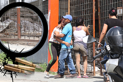 Familiares de Pablo César Burgos Benítez lloran desconsolados al ver su cadáver.