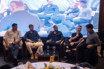 Bruno Piñatares, Javier Burrai, Francisco Fydriszewski, Damián Díaz y Fernando Gaibor, en el conversatorio.