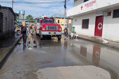 Personal del Cuerpo de Bomberos de Santa Lucía ayudó en la limpieza en las calles.