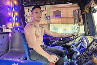 Aunque se le vayan ‘de bola’ las peladas, Joe no deja de cobrar los 30 centavos del pasaje.