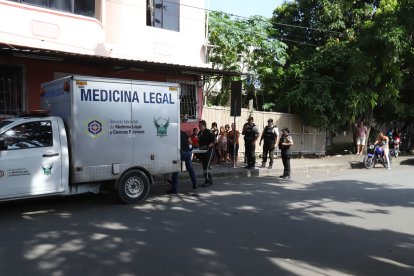 El cuerpo de Ricardo Cobeña fue subido al carro de Medicina Legal y llevado a la morgue.