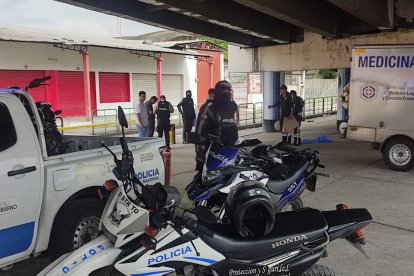 Policías llegaron al lugar para recabar indicios, en Guayaquil.