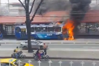 Un bus de la Metrovía se incendió en el sur porteño.