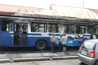 Las llamas también causaron daños al interior de la estación.