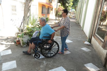 Fernando Santistevan va para tres años esperando la prótesis de su pierna izquierda.