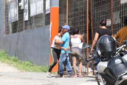 En la Balerio Estacio balean a un trabajador de distribuidora de construcción por vacuna. Sus familiares lloran desconsolado.