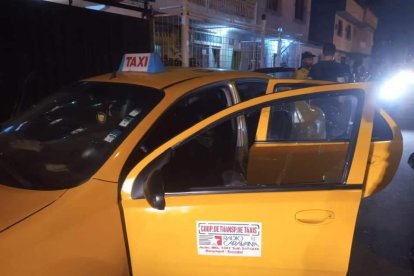 En este taxi se movilizaba la victima cuando fue atacado.