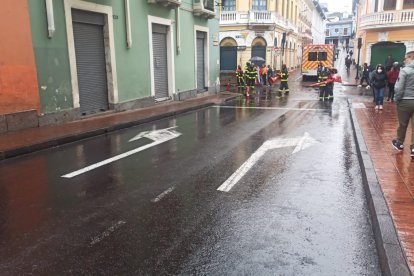 La deflagración fue tan potente que hizo que las tapas de las alcantarillas salieran 'disparadas'.