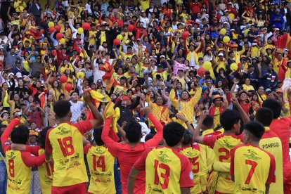 Pomasqui ganó el torneo sub-18 y fue a festejar con su numerosa hinchada oro y grana.